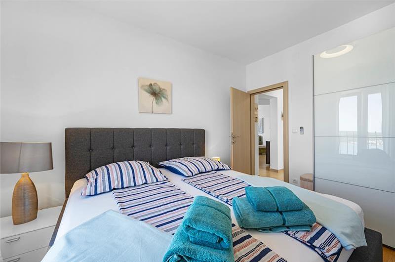 2 bedroom apartment with pool in Okrug Gornji on Ciovo Island, sleeps 6
