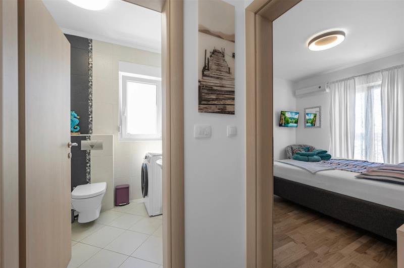 2 bedroom apartment with pool in Okrug Gornji on Ciovo Island, sleeps 6