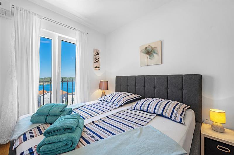 2 bedroom apartment with pool in Okrug Gornji on Ciovo Island, sleeps 6