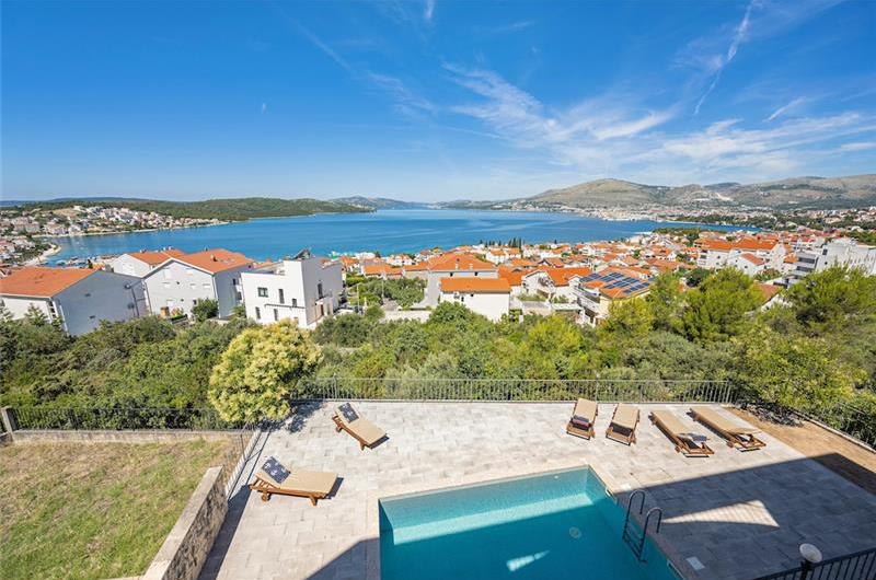 2 bedroom apartment with pool in Okrug Gornji on Ciovo Island, sleeps 6