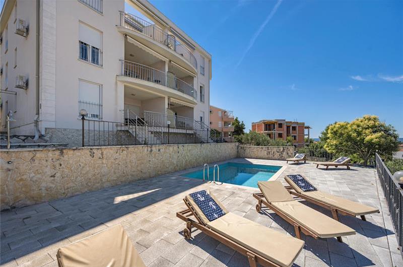 2 bedroom apartment with pool in Okrug Gornji on Ciovo Island, sleeps 6