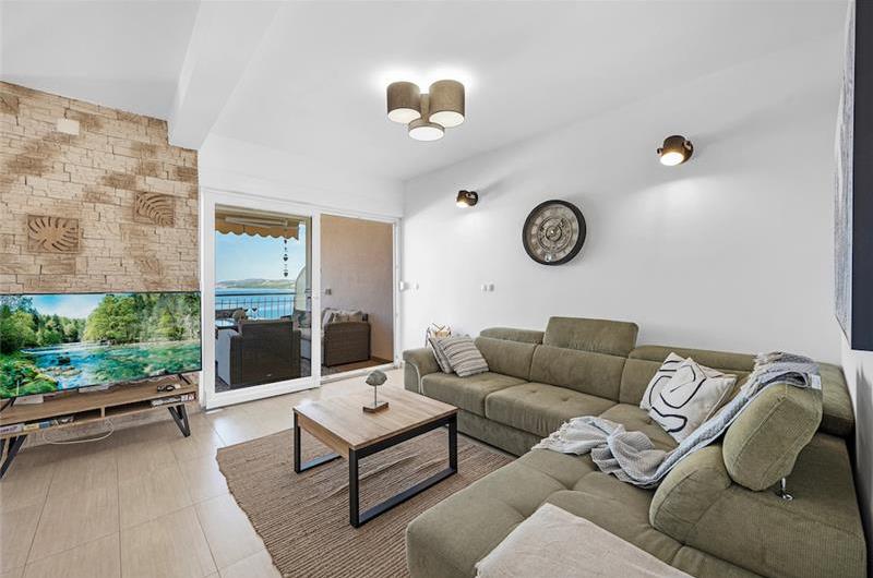 2 bedroom apartment with pool in Okrug Gornji on Ciovo Island, sleeps 6