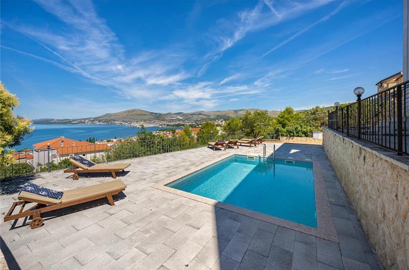 2 bedroom apartment with pool in Okrug Gornji on Ciovo Island, sleeps 6