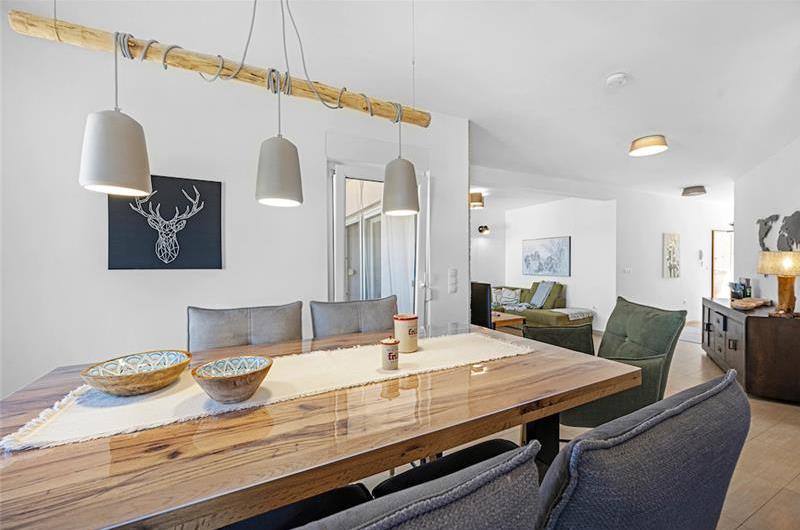 2 bedroom apartment with pool in Okrug Gornji on Ciovo Island, sleeps 6