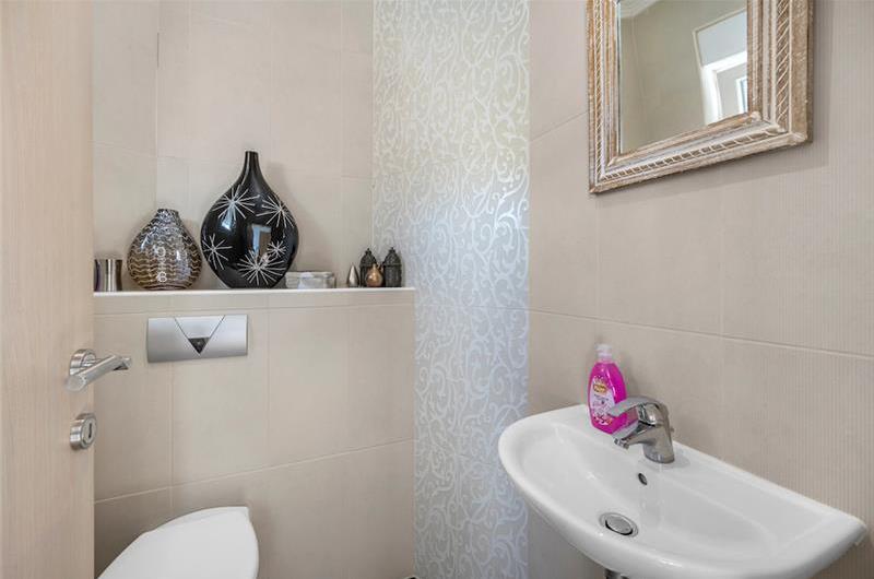 2 bedroom apartment with pool in Okrug Gornji on Ciovo Island, sleeps 6