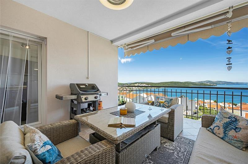 2 bedroom apartment with pool in Okrug Gornji on Ciovo Island, sleeps 6