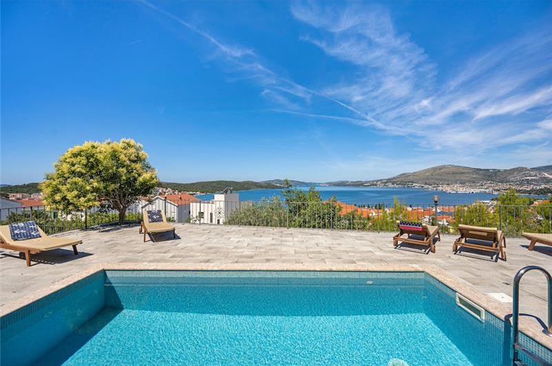 2 bedroom apartment with pool in Okrug Gornji on Ciovo Island, sleeps 6