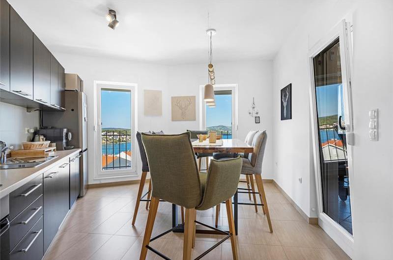 2 bedroom apartment with pool in Okrug Gornji on Ciovo Island, sleeps 6