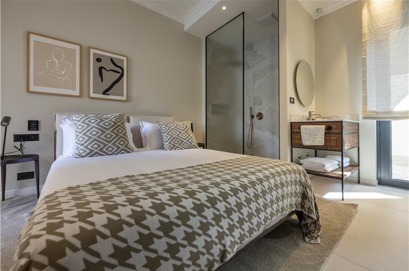 Selection of 5 bedroom seafront villas with pool on Ciovo near Trogir, sleeps 10