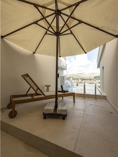 Selection of 5 bedroom seafront villas with pool on Ciovo near Trogir, sleeps 10