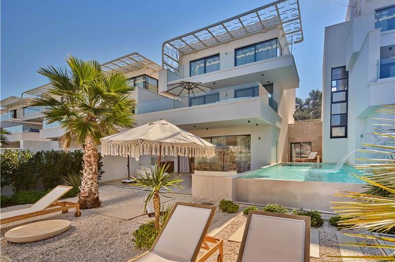 Selection of 5 bedroom seafront villas with pool on Ciovo near Trogir, sleeps 10