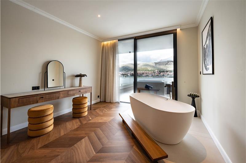 Selection of 5 bedroom seafront villas with pool on Ciovo near Trogir, sleeps 10
