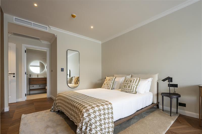Selection of 5 bedroom seafront villas with pool on Ciovo near Trogir, sleeps 10