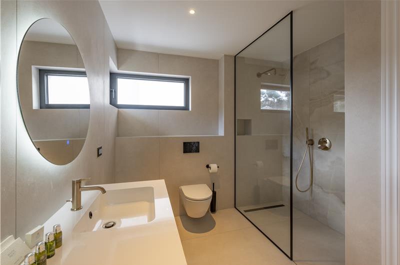 Selection of 5 bedroom seafront villas with pool on Ciovo near Trogir, sleeps 10