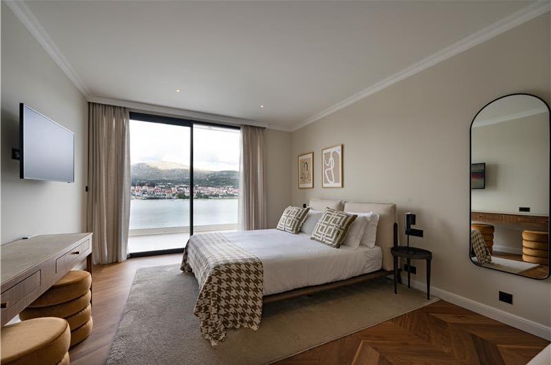 Selection of 5 bedroom seafront villas with pool on Ciovo near Trogir, sleeps 10