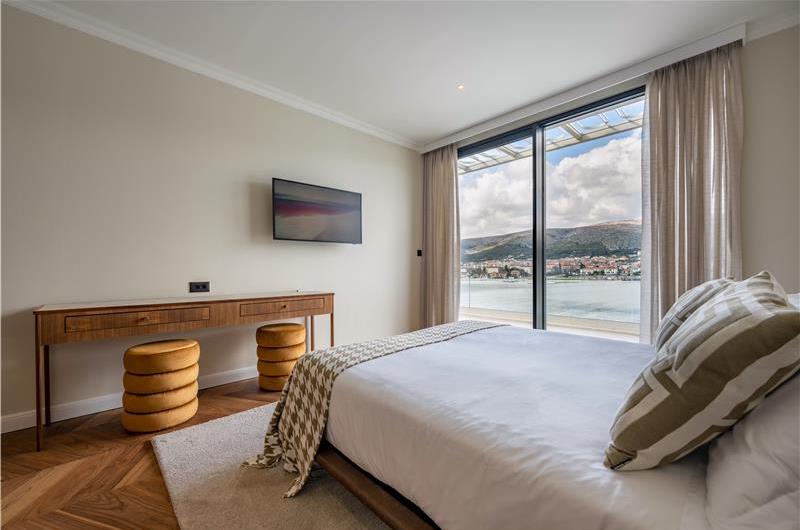 Selection of 5 bedroom seafront villas with pool on Ciovo near Trogir, sleeps 10