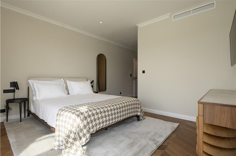 Selection of 5 bedroom seafront villas with pool on Ciovo near Trogir, sleeps 10
