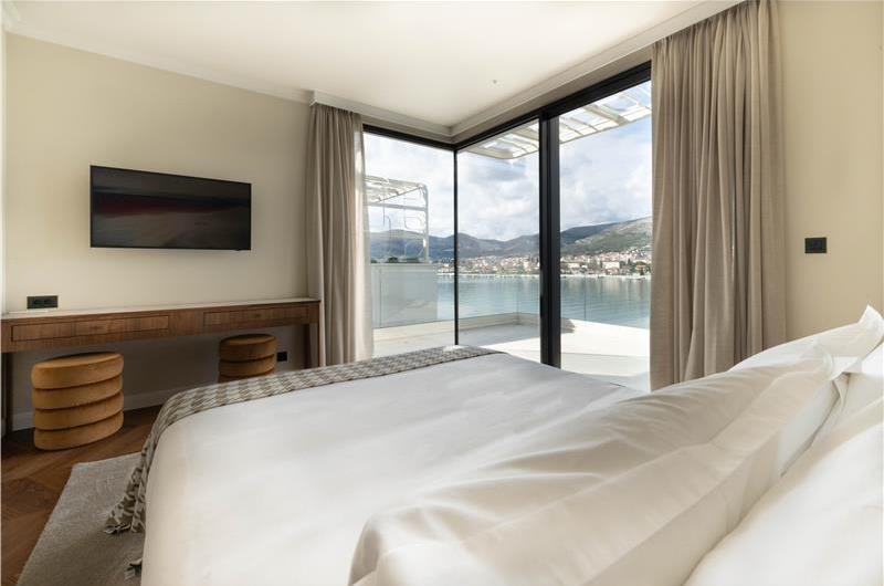 Selection of 5 bedroom seafront villas with pool on Ciovo near Trogir, sleeps 10