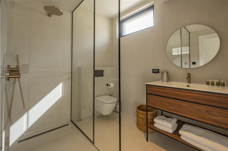 Selection of 5 bedroom seafront villas with pool on Ciovo near Trogir, sleeps 10