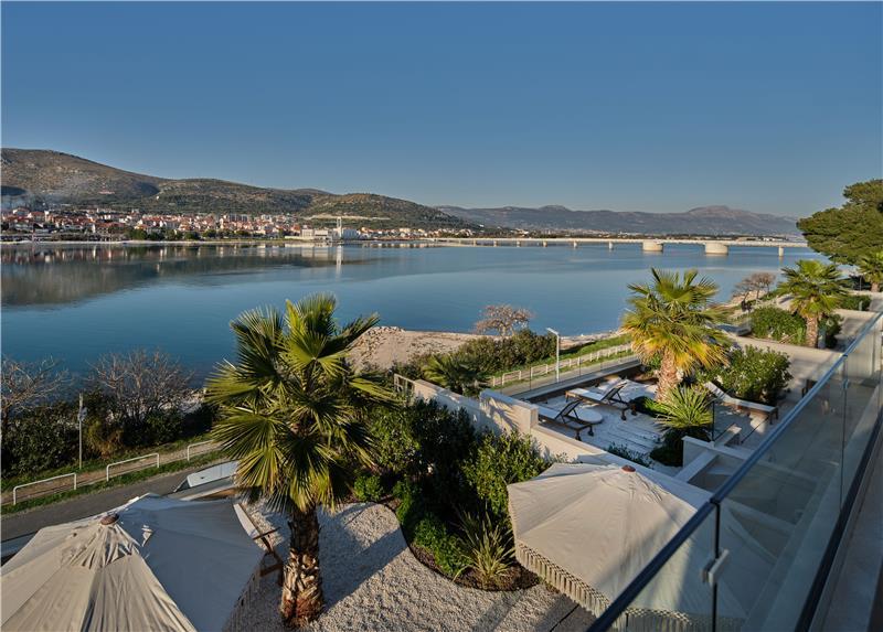 Beachfront villa in Ciovo, photograph 3