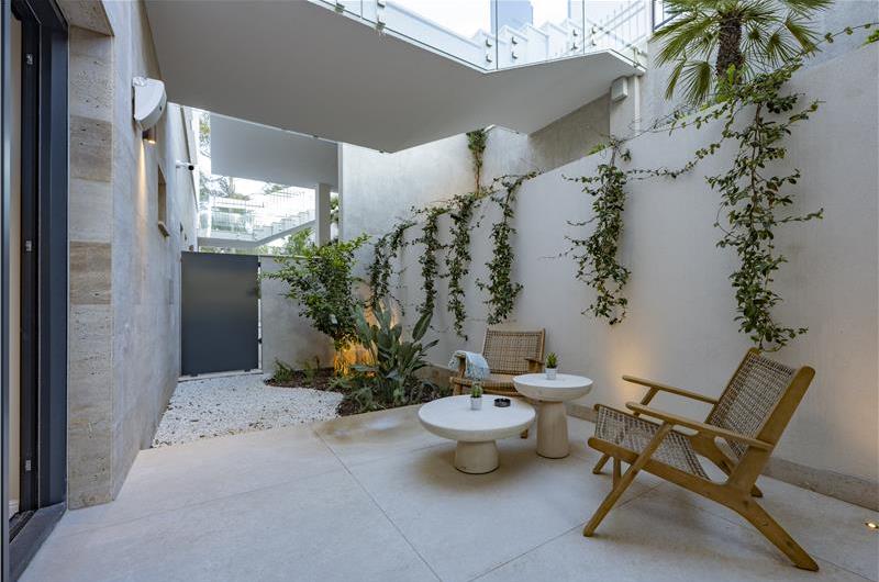 Selection of 5 bedroom seafront villas with pool on Ciovo near Trogir, sleeps 10