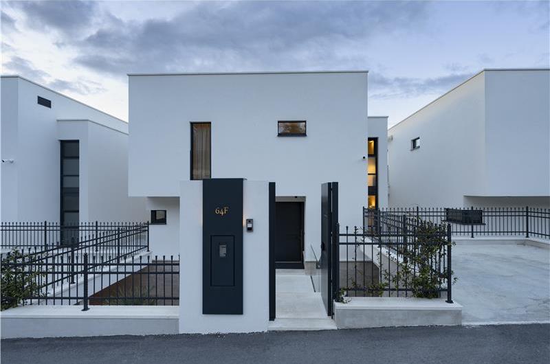 Selection of 5 bedroom seafront villas with pool on Ciovo near Trogir, sleeps 10