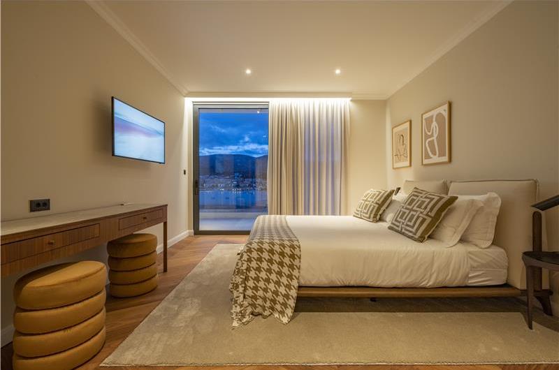 Selection of 5 bedroom seafront villas with pool on Ciovo near Trogir, sleeps 10