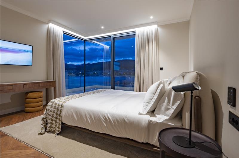 Selection of 5 bedroom seafront villas with pool on Ciovo near Trogir, sleeps 10