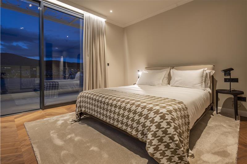 Selection of 5 bedroom seafront villas with pool on Ciovo near Trogir, sleeps 10