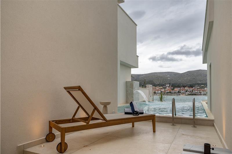Selection of 5 bedroom seafront villas with pool on Ciovo near Trogir, sleeps 10