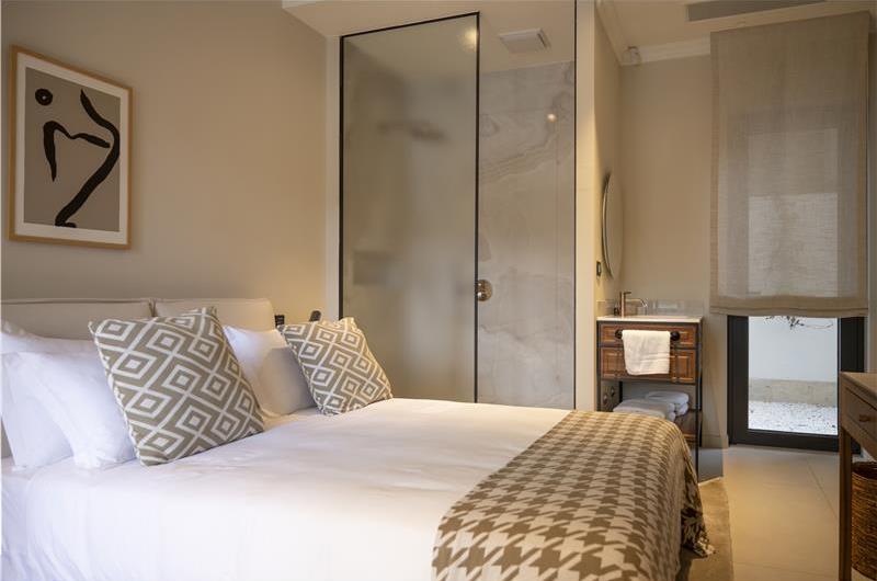 Selection of 5 bedroom seafront villas with pool on Ciovo near Trogir, sleeps 10
