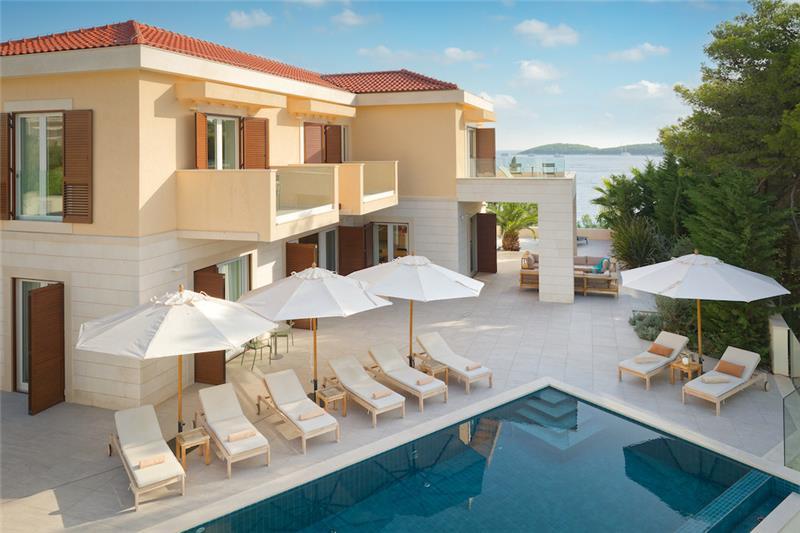 Beachfront villa in Hvar Town, photograph 19