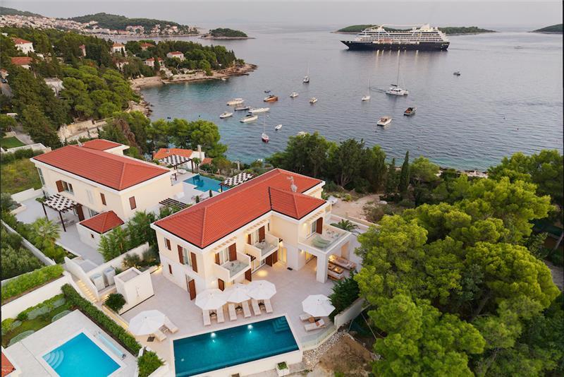 Beachfront villa in Hvar Town, photograph 3