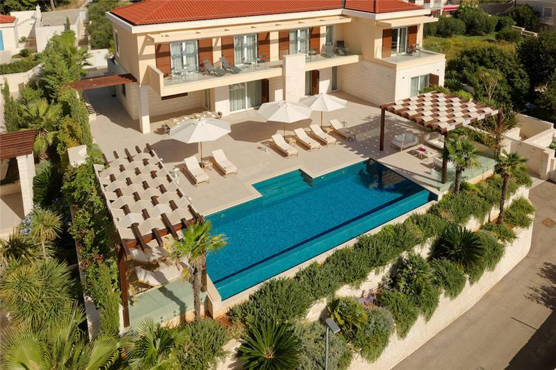 Beachfront villa in Hvar Town, photograph 3