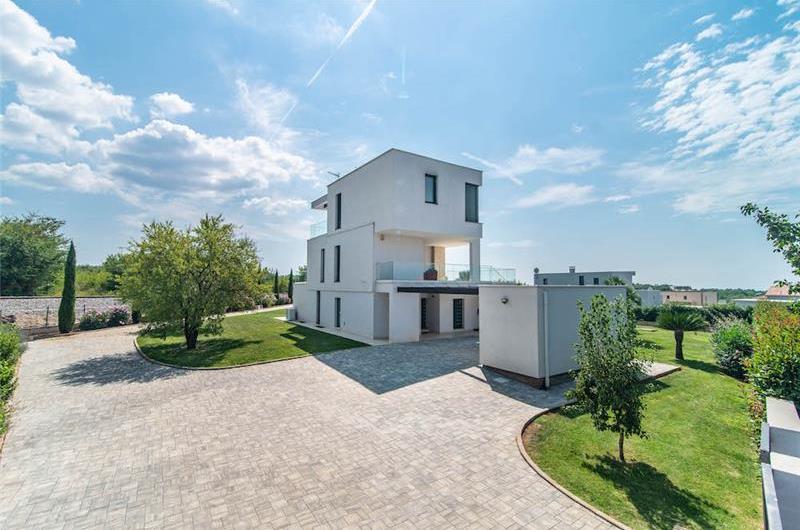 4 bedroom villa with pool near Pula, sleeps 8