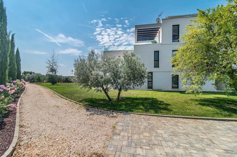 4 bedroom villa with pool near Pula, sleeps 8
