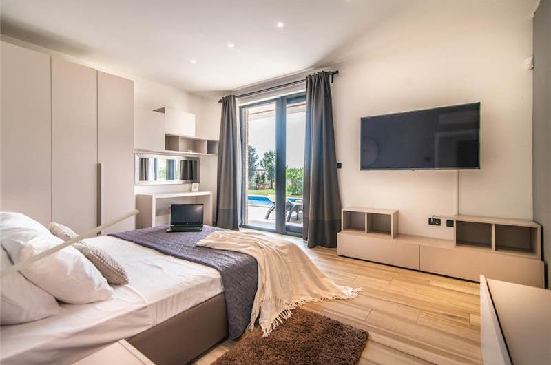 4 bedroom villa with pool near Pula, sleeps 8