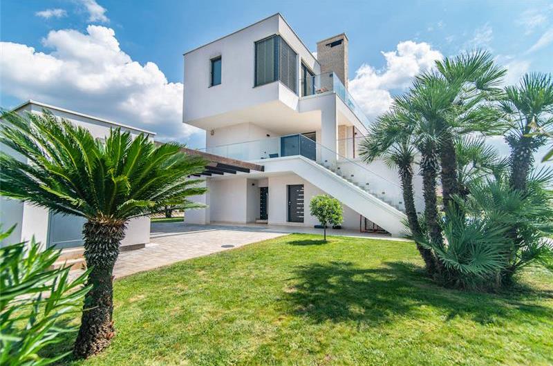 4 bedroom villa with pool near Pula, sleeps 8
