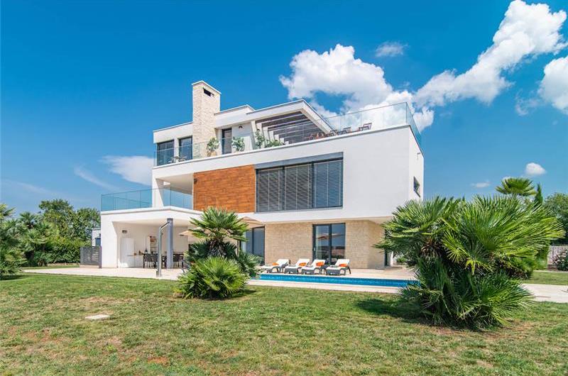 4 bedroom villa with pool near Pula, sleeps 8