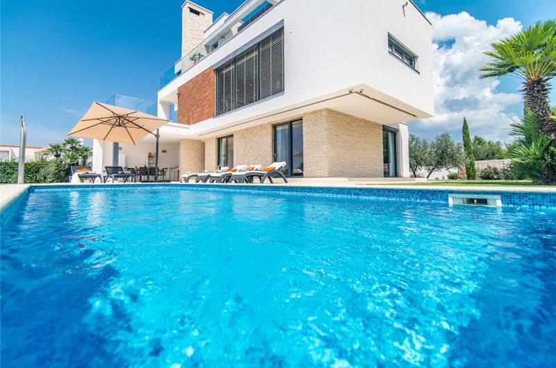 4 bedroom villa with pool near Pula, sleeps 8