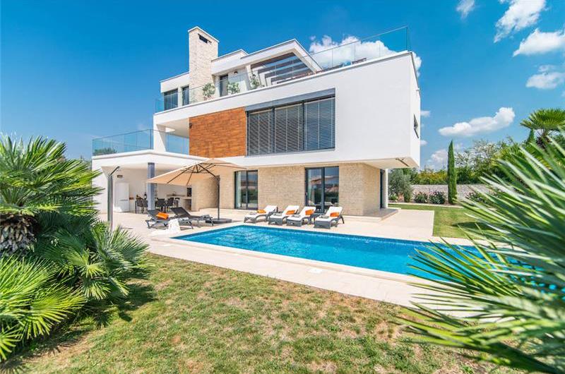 4 bedroom villa with pool near Pula, sleeps 8