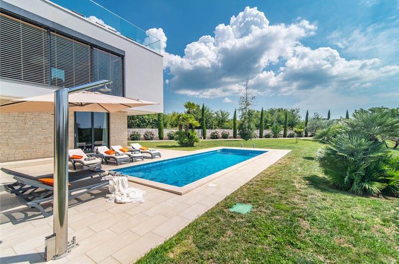 4 bedroom villa with pool near Pula, sleeps 8