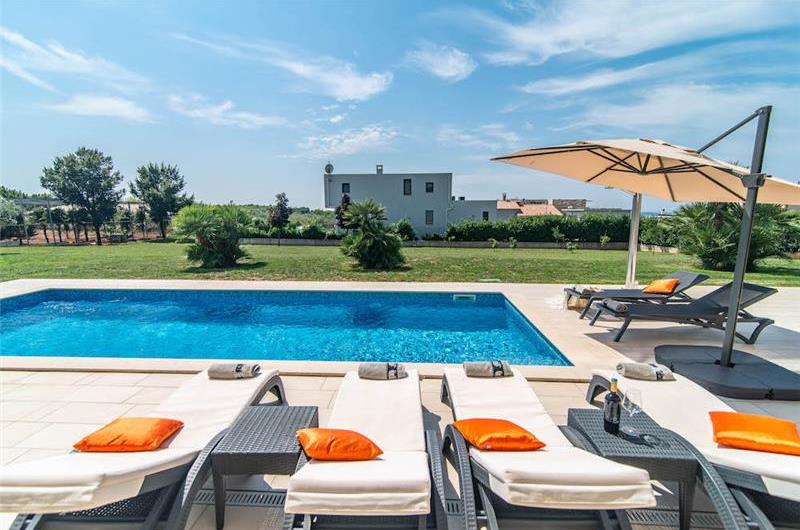 4 bedroom villa with pool near Pula, sleeps 8