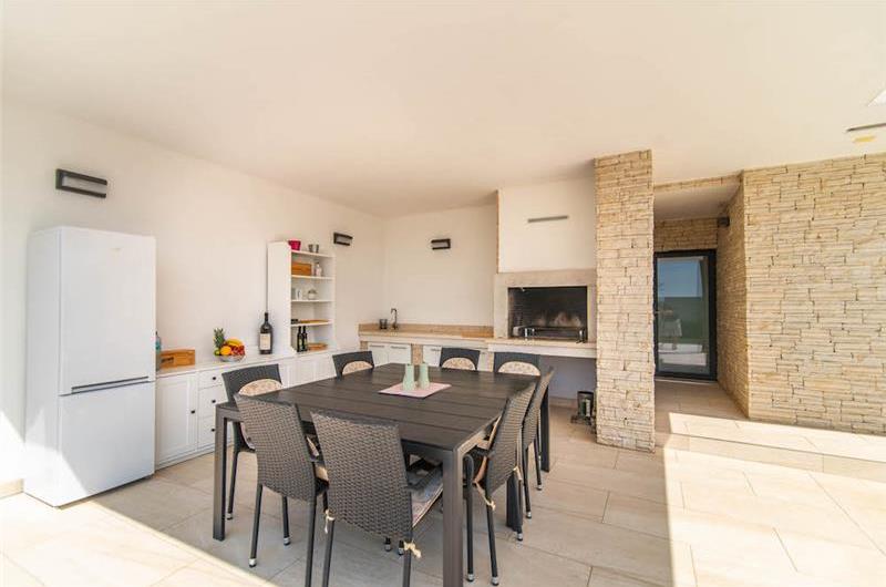 4 bedroom villa with pool near Pula, sleeps 8
