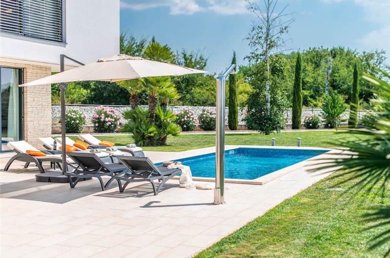 4 bedroom villa with pool near Pula, sleeps 8