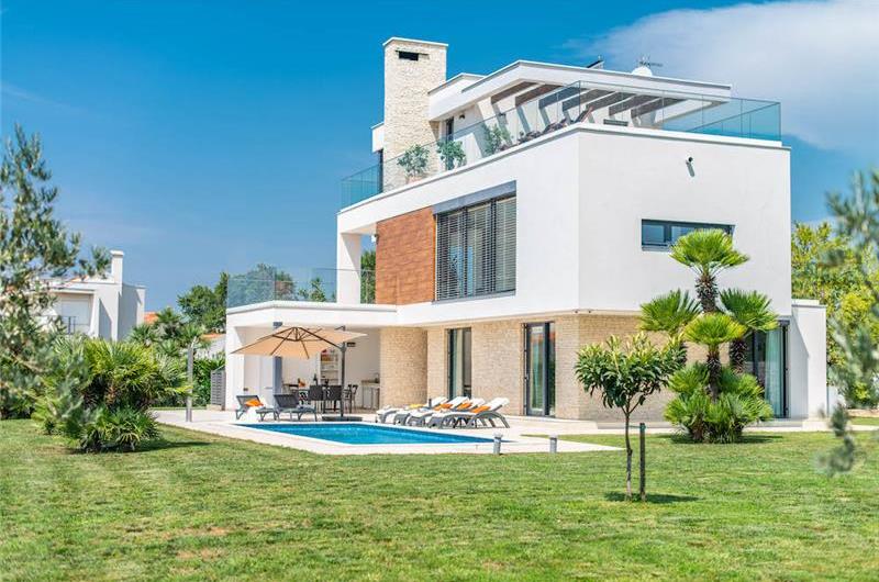 4 bedroom villa with pool near Pula, sleeps 8