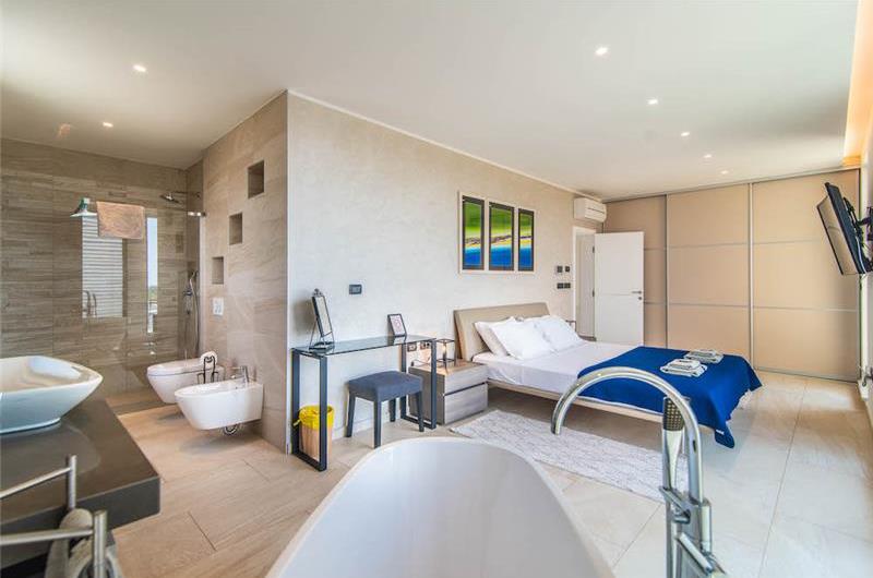 4 bedroom villa with pool near Pula, sleeps 8