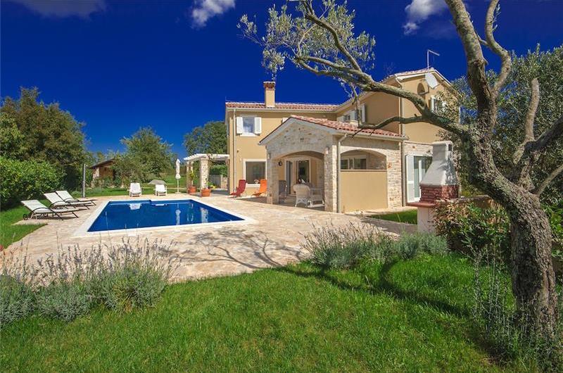 4 bedroom villa with pool near Sveti Lovrec, sleeps 8