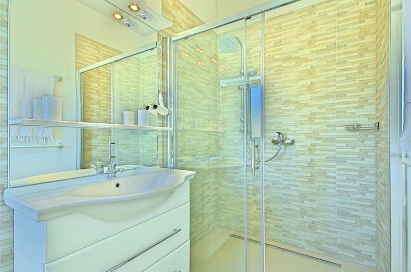4 bedroom villa with pool near Sveti Lovrec, sleeps 8