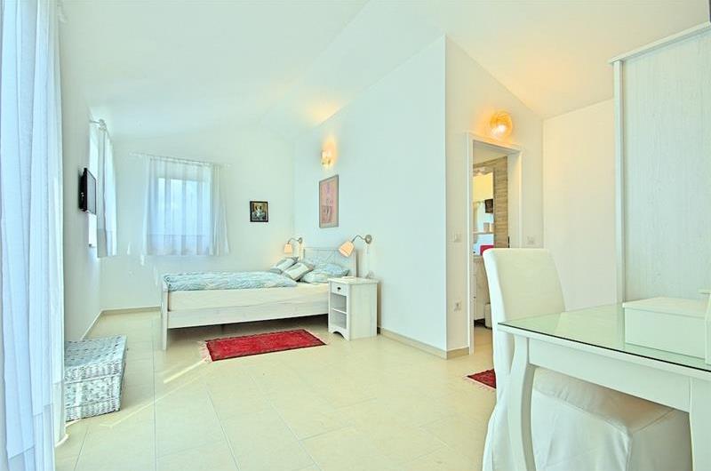 4 bedroom villa with pool near Sveti Lovrec, sleeps 8